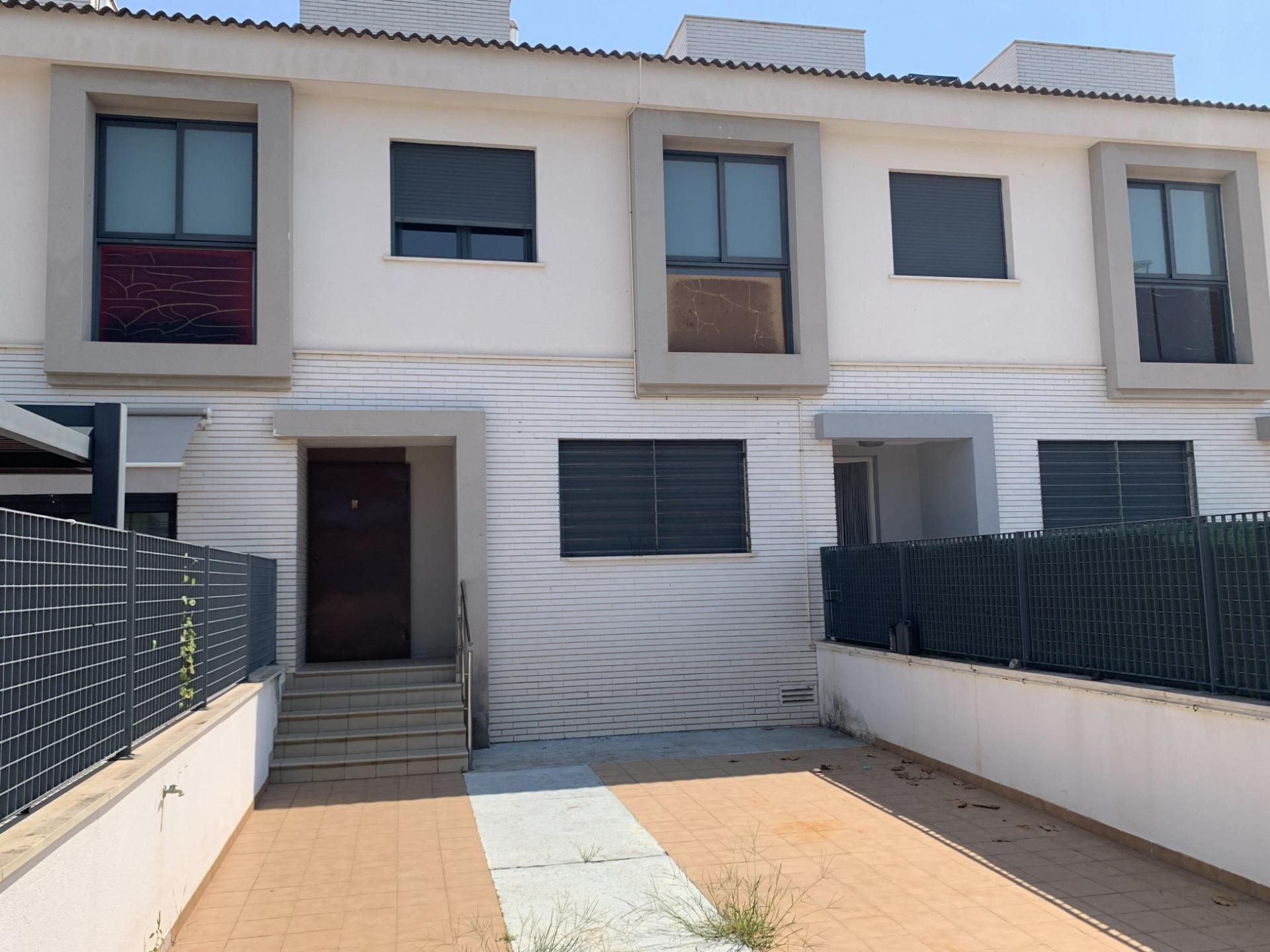 Vista exterior de Casa adosada en venda en Benicasim / Benicàssim amb Alarma