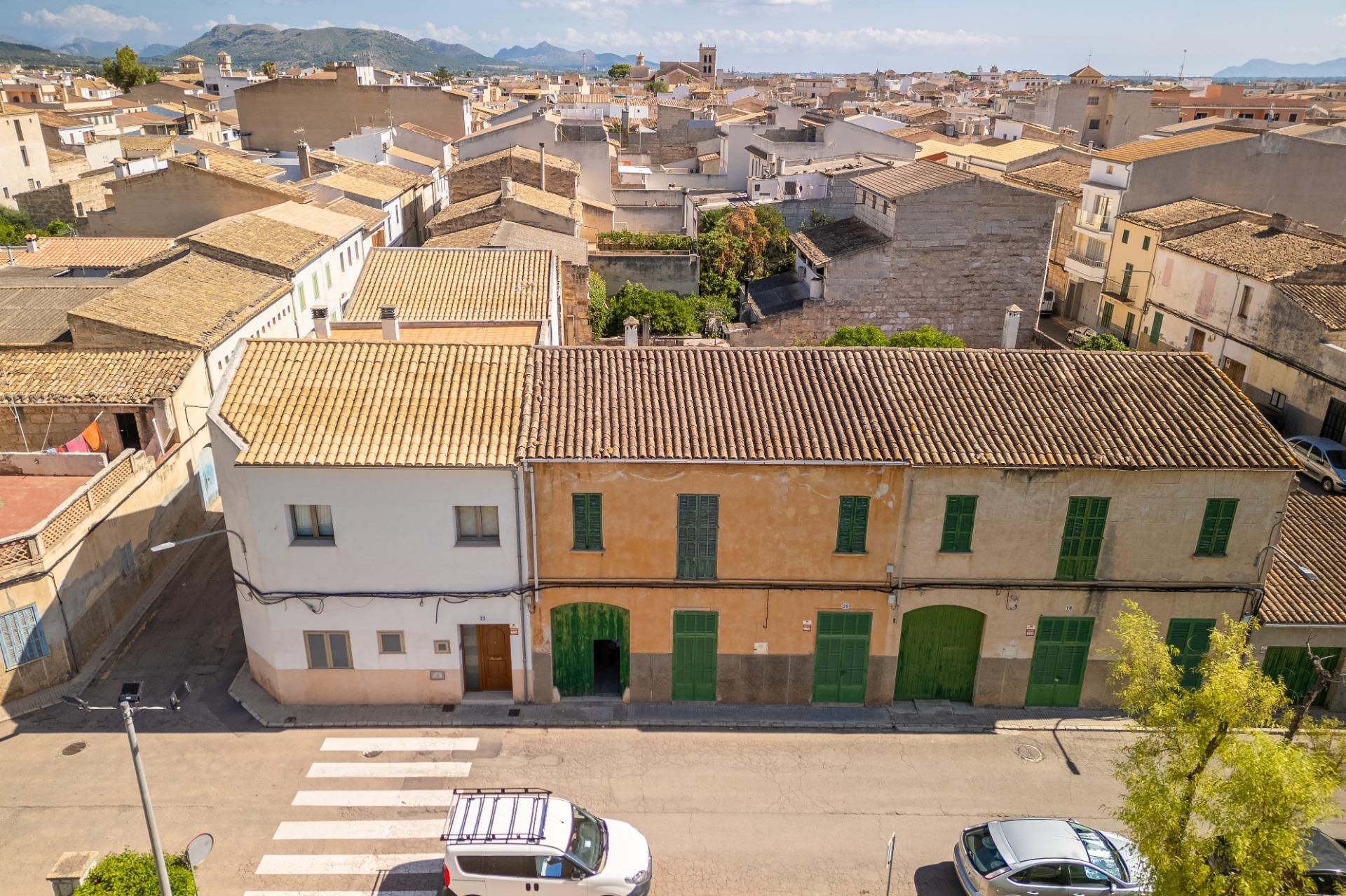 Vista exterior de Casa adosada en venda en Sa Pobla amb Jardí privat i Terrassa