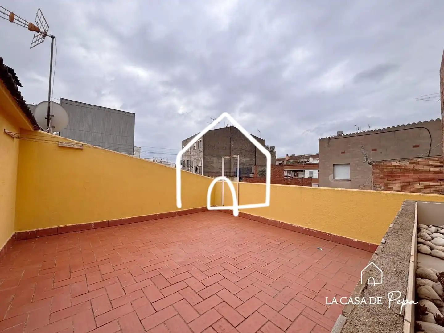 Terraza de Casa adosada en venta en Viladecans con Aire acondicionado, Calefacción y Jardín privado
