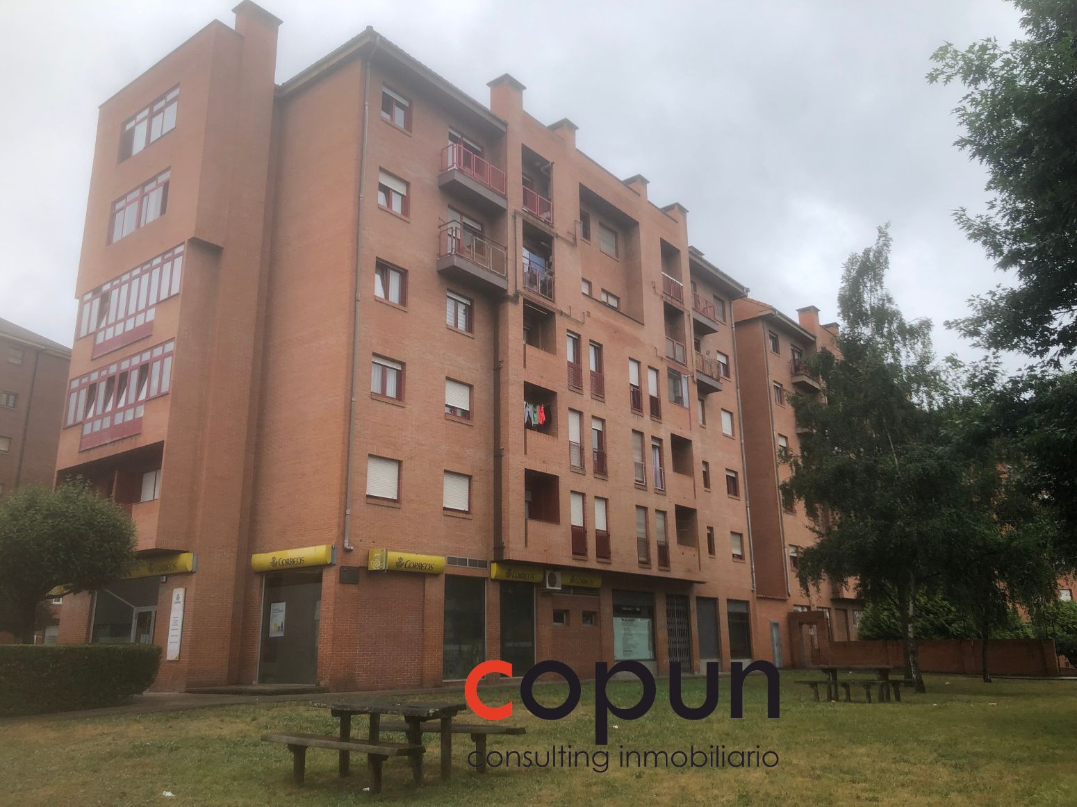 Vista exterior de Local en venda en Oviedo  amb Terrassa