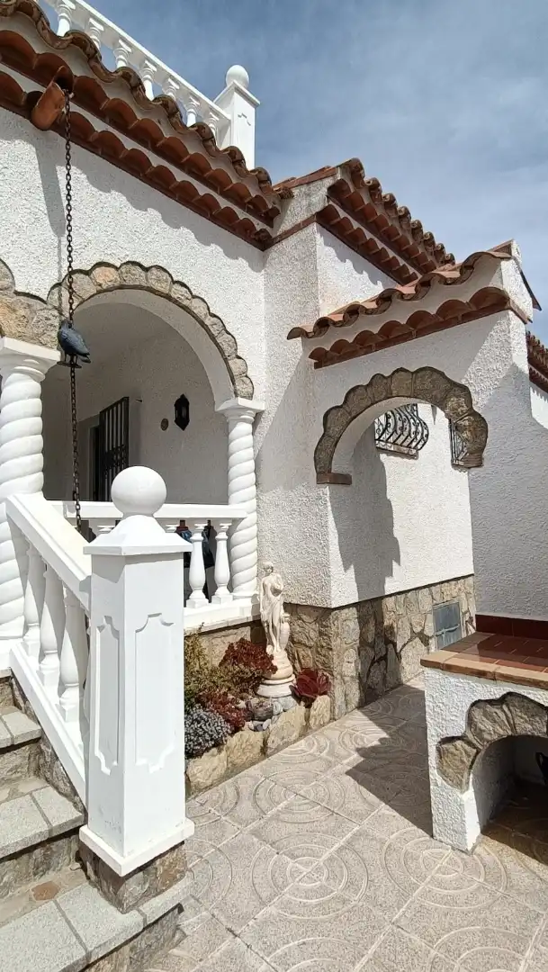 Vista exterior de Casa o xalet en venda en Mont-roig del Camp amb Aire condicionat, Calefacció i Jardí privat