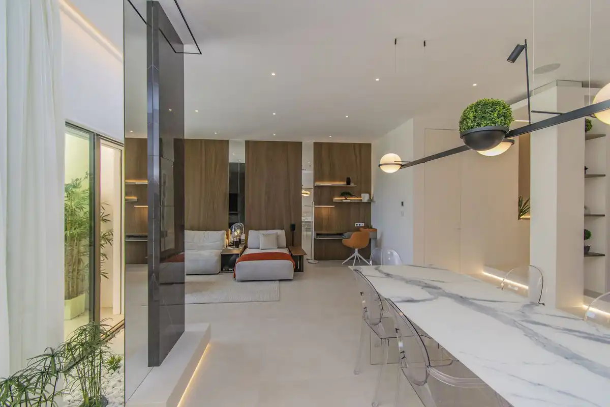 Sala d'estar de Casa adosada en venda en Marbella amb Aire condicionat, Jardí privat i Terrassa