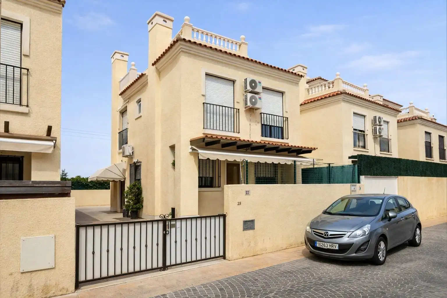 Vista exterior de Casa o chalet en venta en Santa Pola con Jardín privado, Amueblado y Alarma