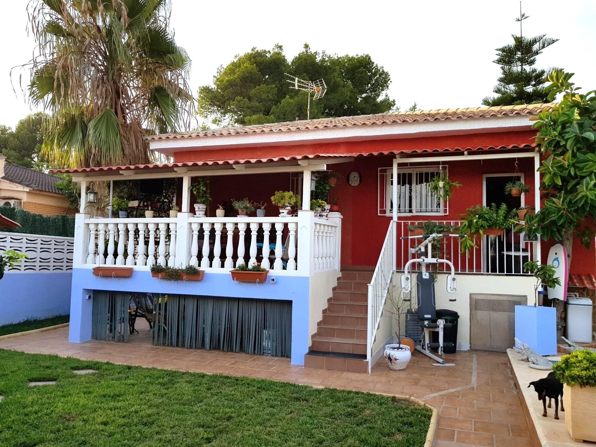 Vista exterior de Casa o xalet en venda en L'Eliana amb Aire condicionat, Calefacció i Jardí privat