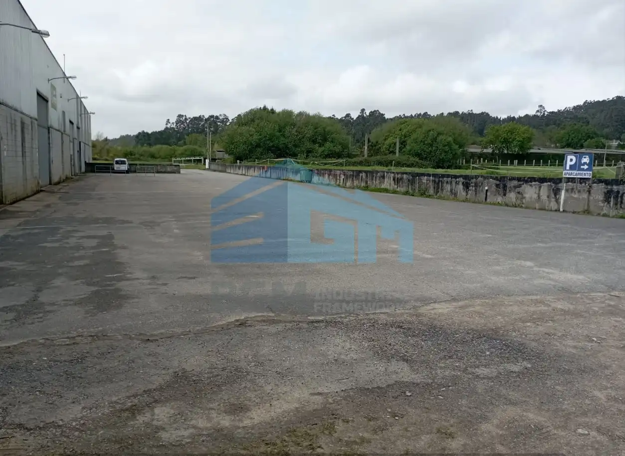 Parkplatz von Fabrikhallen zur Miete in Meis
