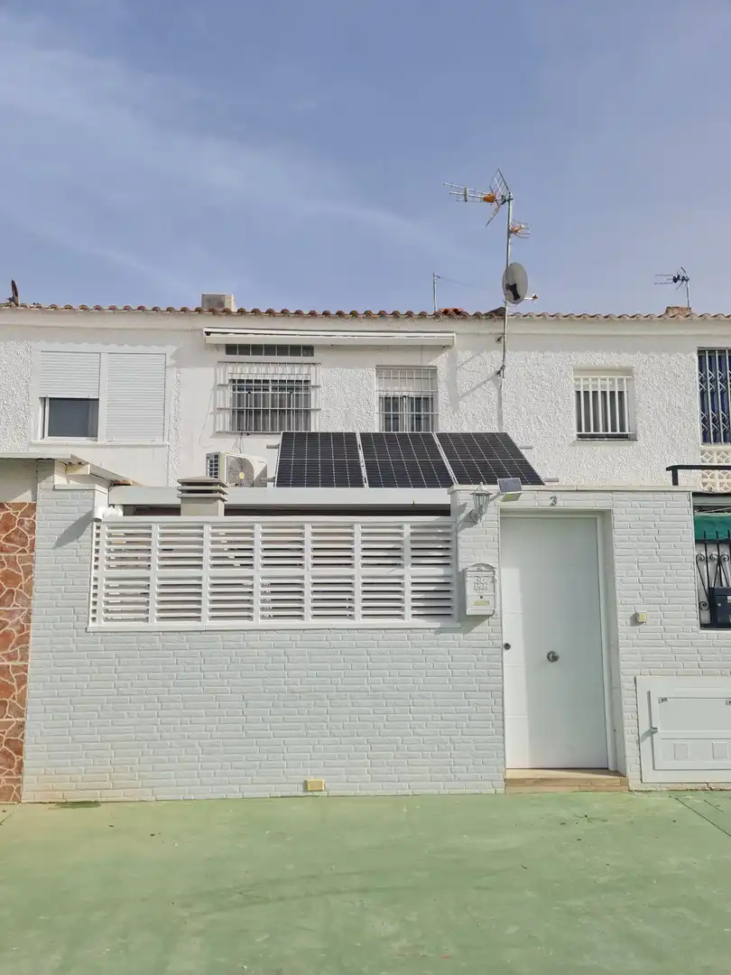 Vista exterior de Casa o chalet de alquiler en Santa Pola con Aire acondicionado, Jardín privado y Trastero