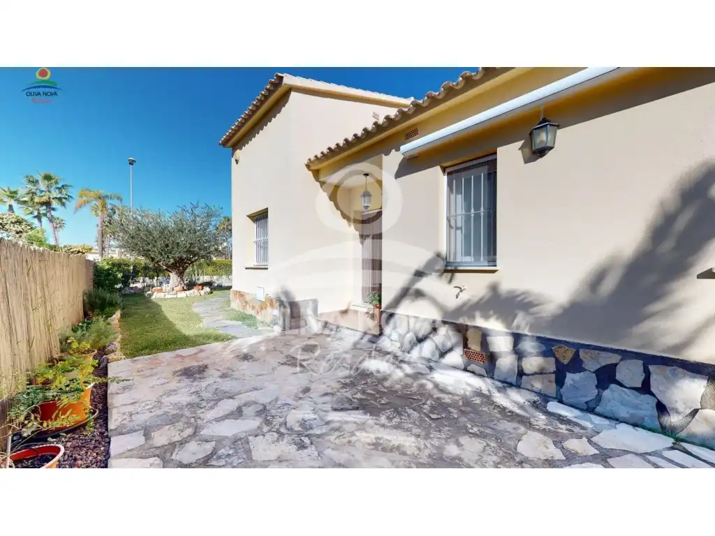 Vista exterior de Casa o chalet en venta en Oliva con Jardín privado