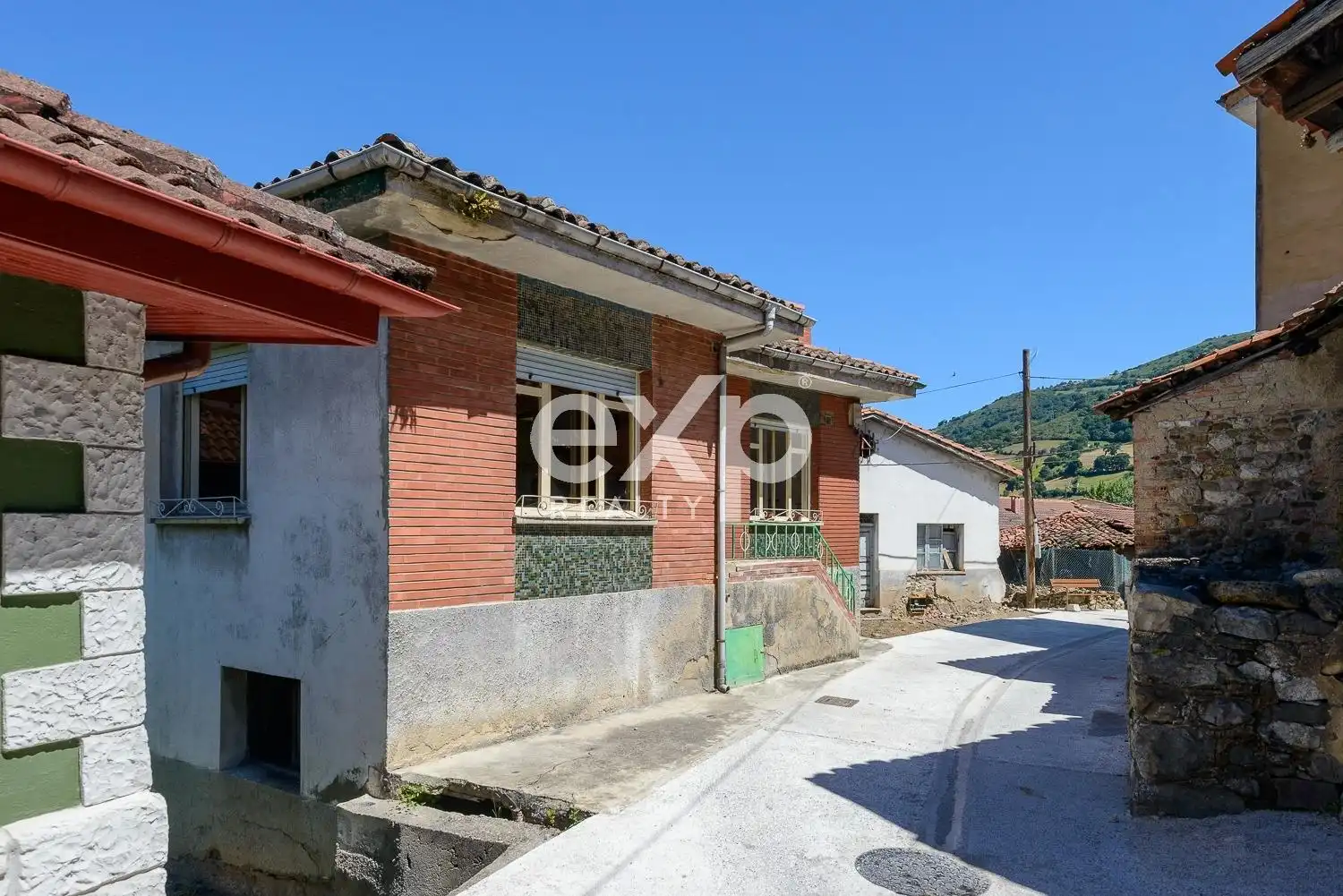 Vista exterior de Casa o xalet en venda en Lena amb Traster i Moblat