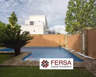 Exterior view of House or chalet for sale in El Puerto de Santa María  with Air Conditioner, Heating and Private garden