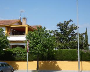 Vista exterior de Casa o xalet en venda en  Córdoba Capital amb Aire condicionat, Terrassa i Balcó