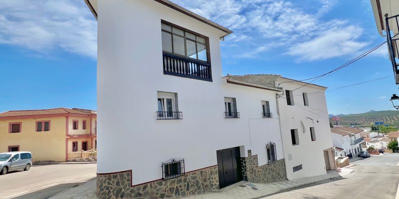 Vista exterior de Casa adosada en venda en Loja amb Terrassa i Balcó