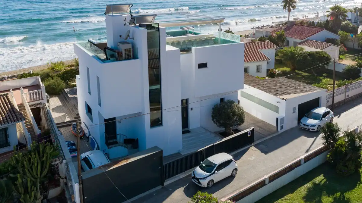 Vista exterior de Casa o xalet en venda en Marbella amb Aire condicionat, Jardí privat i Terrassa