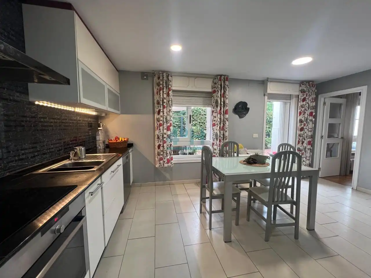 Cocina de Casa adosada en venta en Ourense Capital  con Calefacción, Jardín privado y Parquet