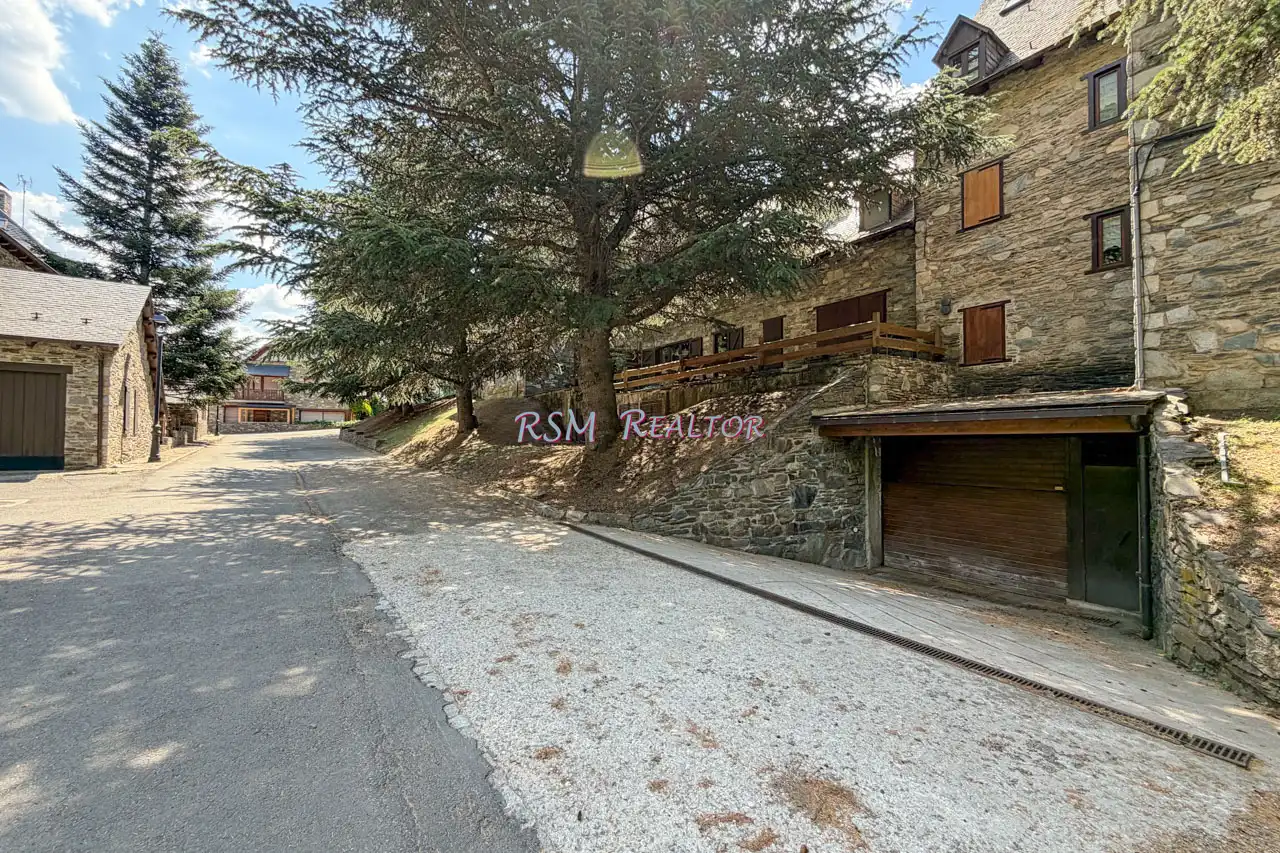 Vista exterior de Casa o xalet en venda en Vielha e Mijaran amb Calefacció, Jardí privat i Parquet