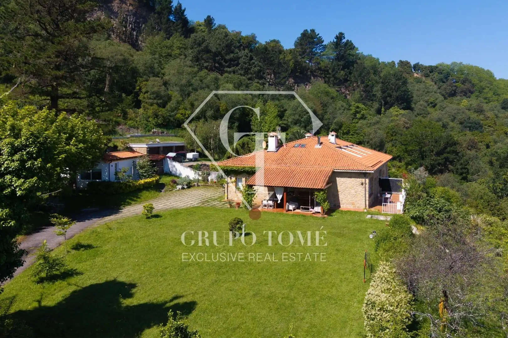 Garten von Einfamilien-Reihenhaus zum Verkauf in Mutriku mit Privatgarten, Terrasse und Möbliert