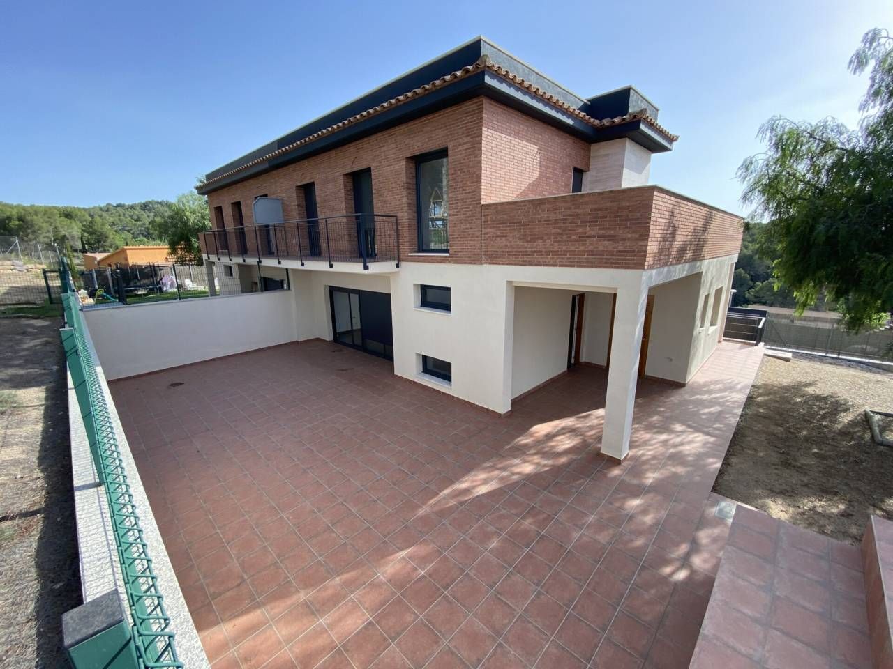 Vista exterior de Casa adosada en venda en Rubí amb Calefacció, Jardí privat i Terrassa