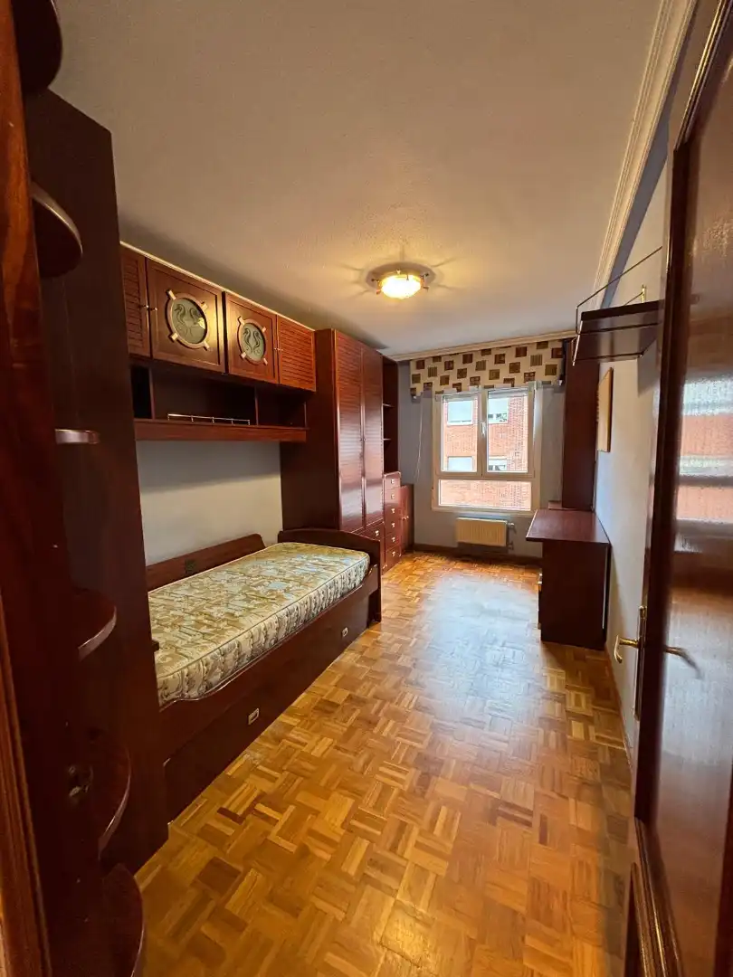 Habitación de Piso en venta en Gijón  con Calefacción, Parquet y Trastero