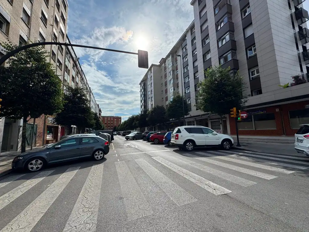 Vista exterior de Pis de lloguer en Gijón  amb Calefacció, Parquet i Moblat