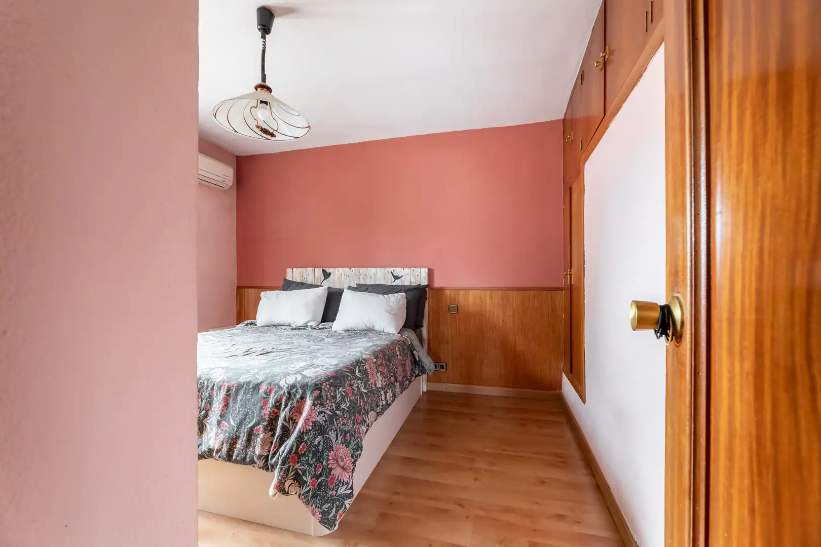 Habitación de Casa adosada en venta en Pozuelo de Alarcón con Aire acondicionado, Calefacción y Jardín privado