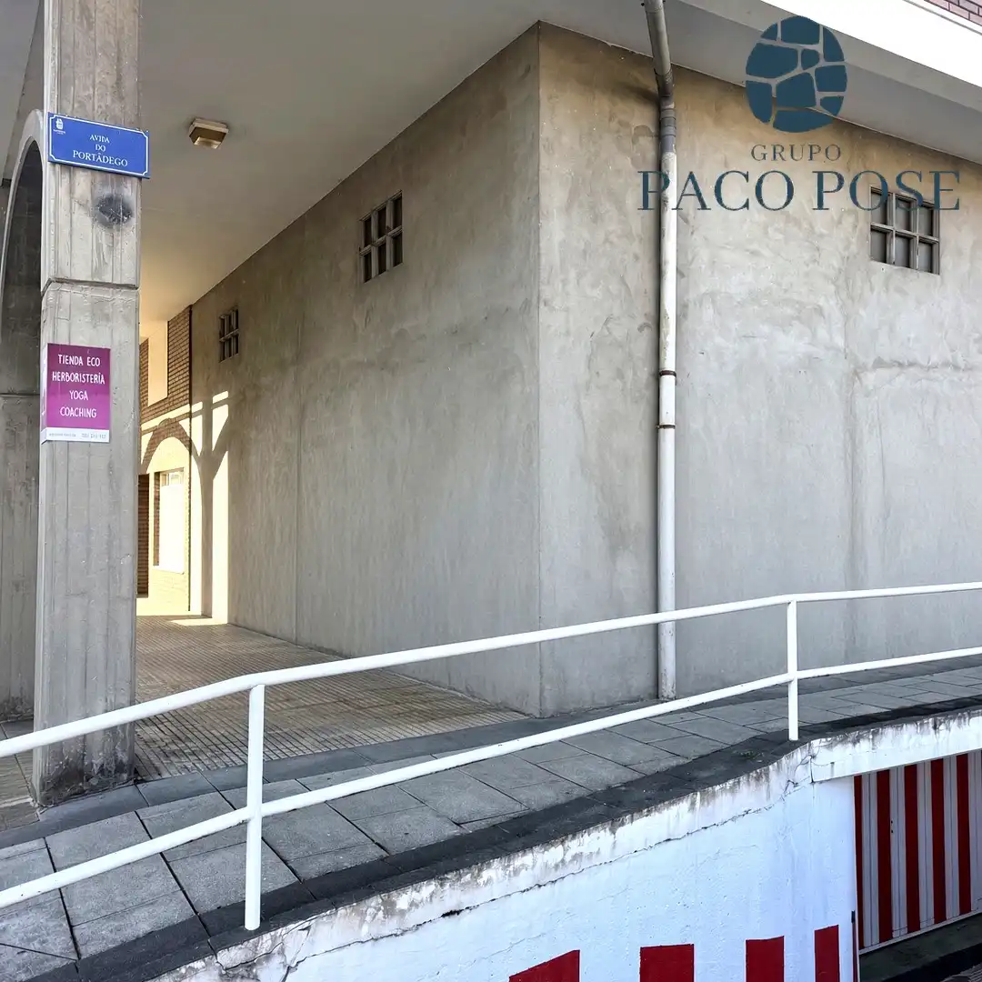 Locale commerciale in vendita a Avenida Fonteculler 23, imagen 2