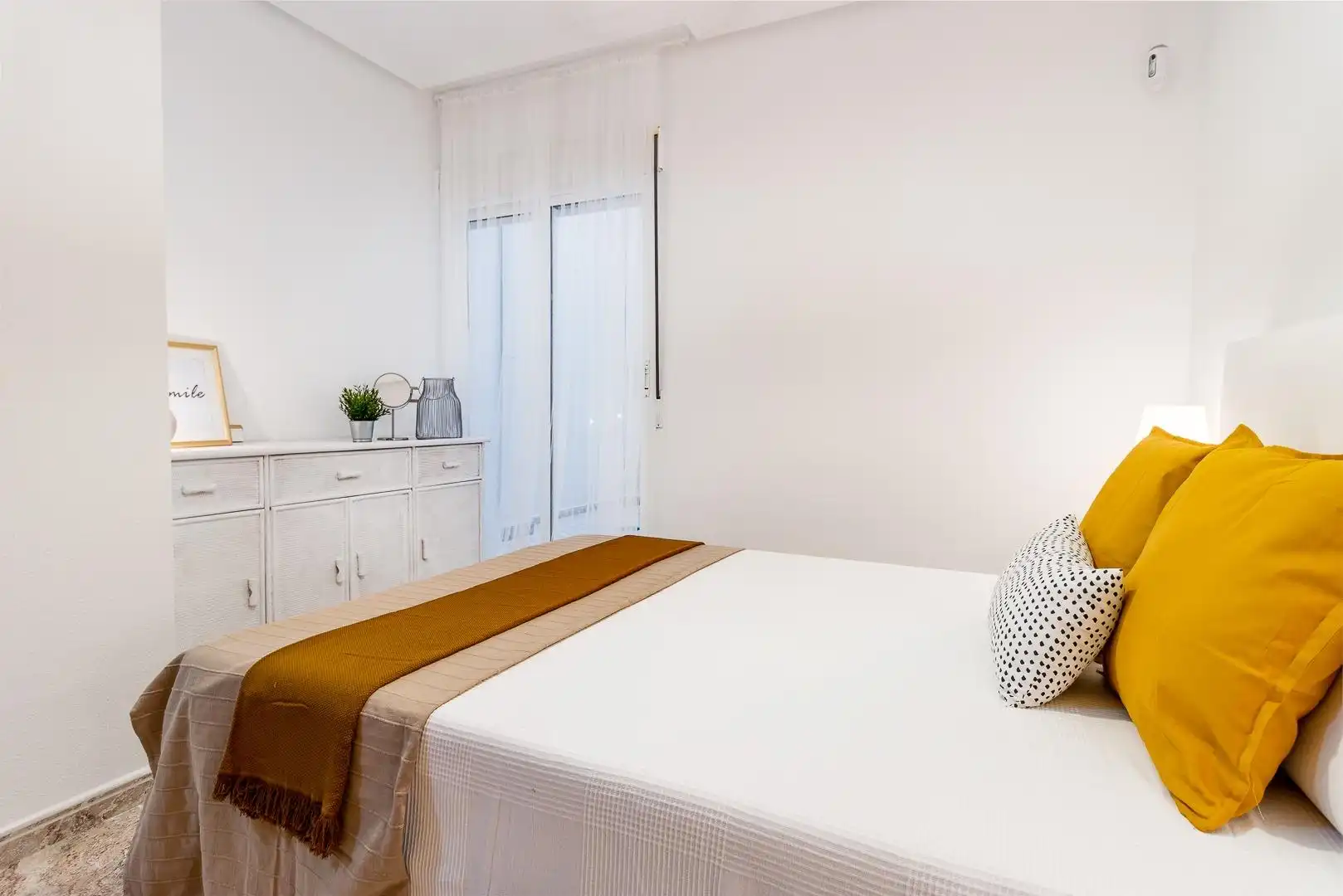 Habitación de Apartamento de alquiler en Torrevieja con Aire acondicionado, Terraza y Amueblado