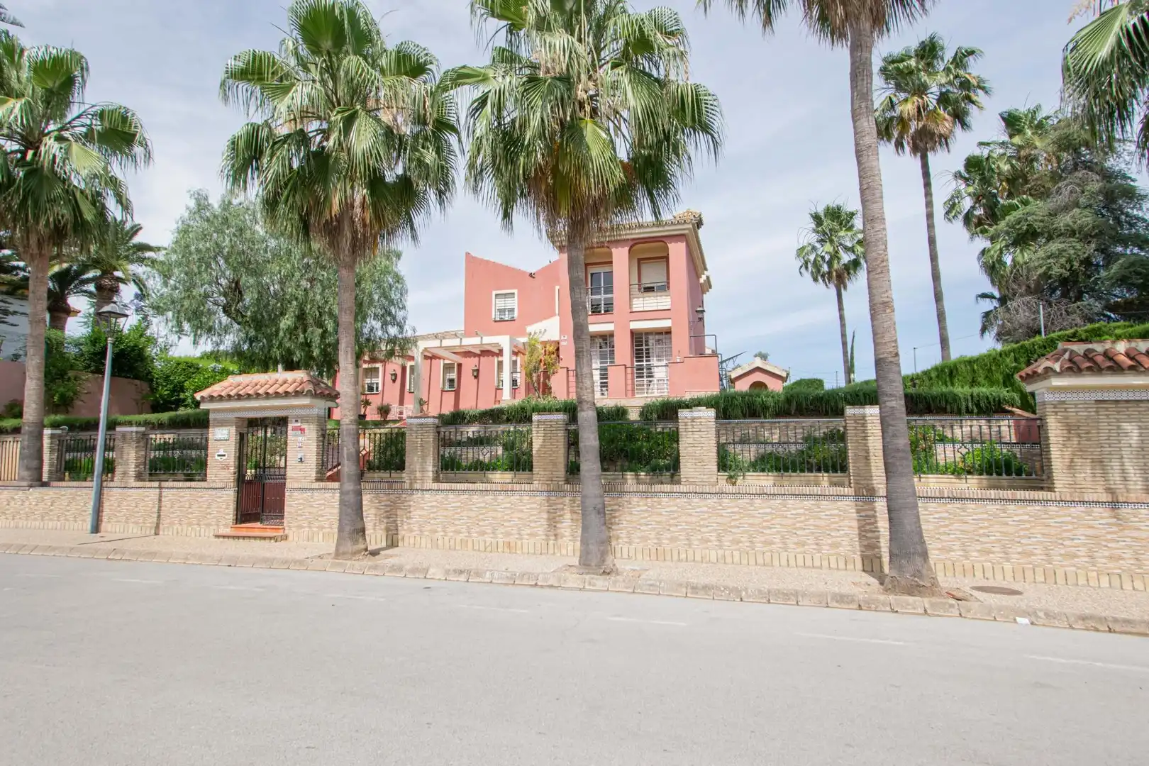 Vista exterior de Casa o xalet en venda en Alcalá de Guadaira amb Aire condicionat, Calefacció i Jardí privat