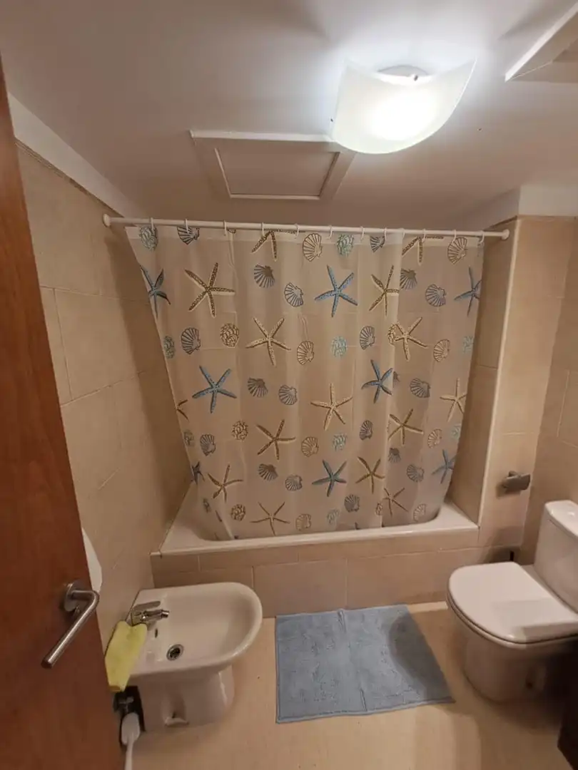Bany de Apartament de lloguer en La Manga del Mar Menor amb Aire condicionat, Calefacció i Piscina