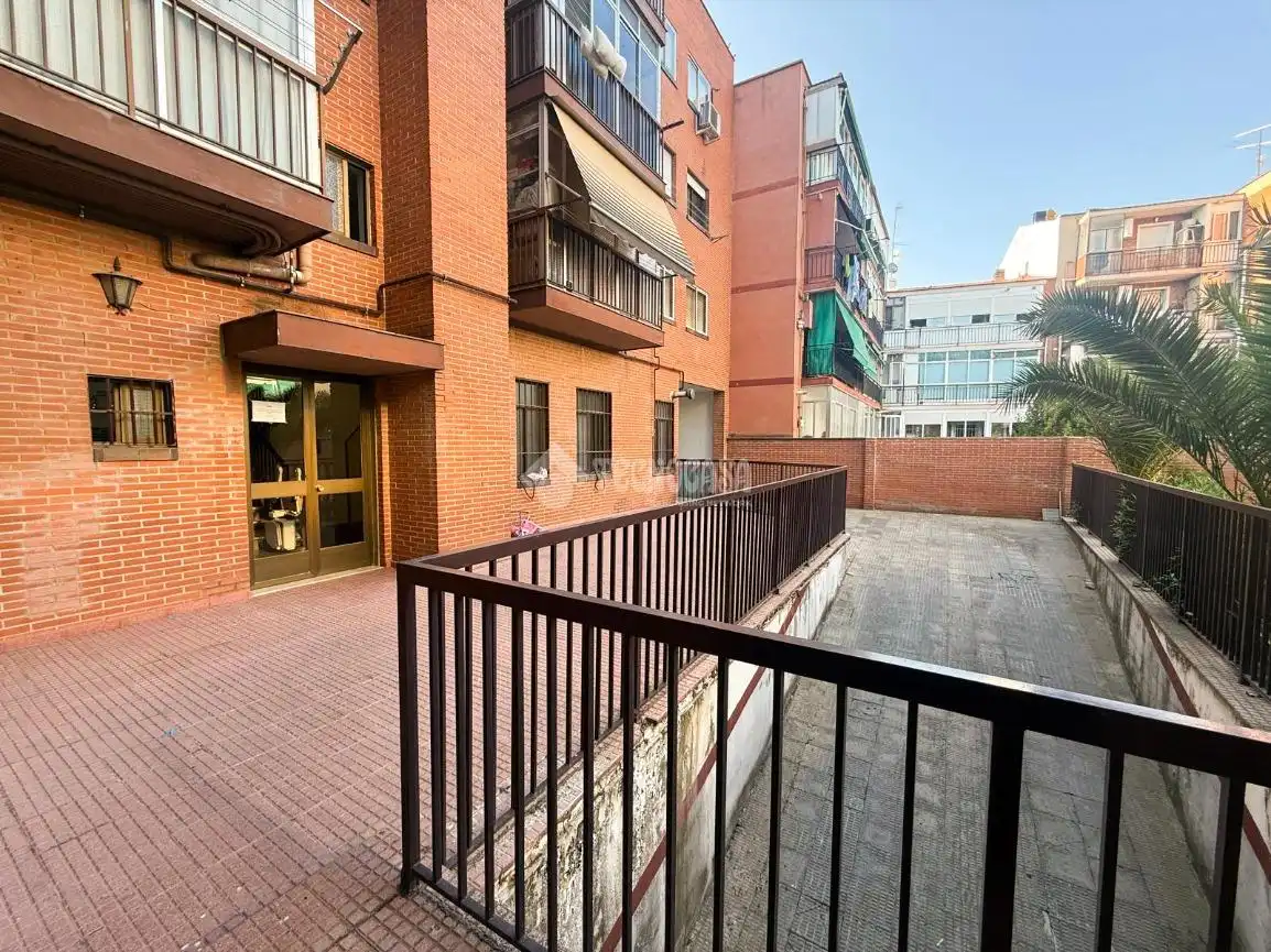 Vista exterior de Pis en venda en Madrid amb Calefacció, Parquet i Terrassa