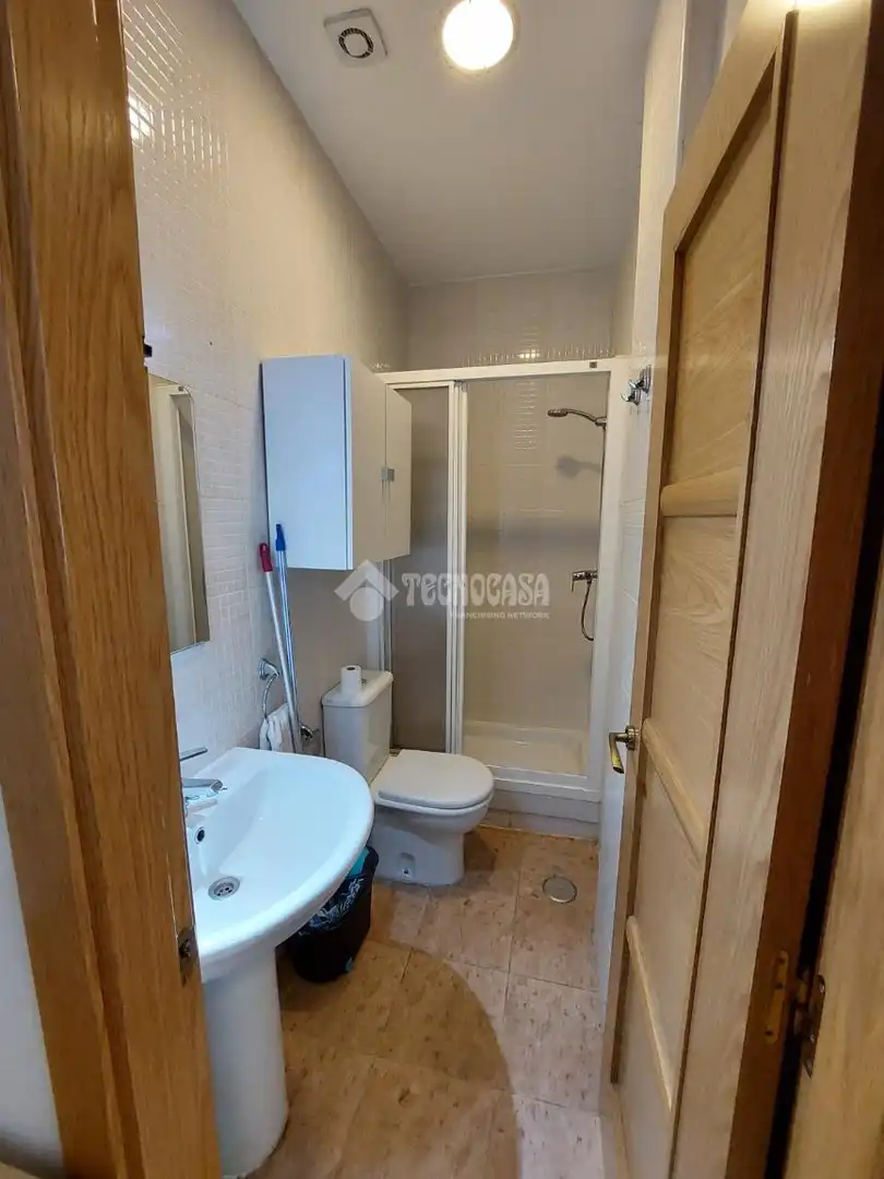 Bathroom of Flat for sale in Madrid
