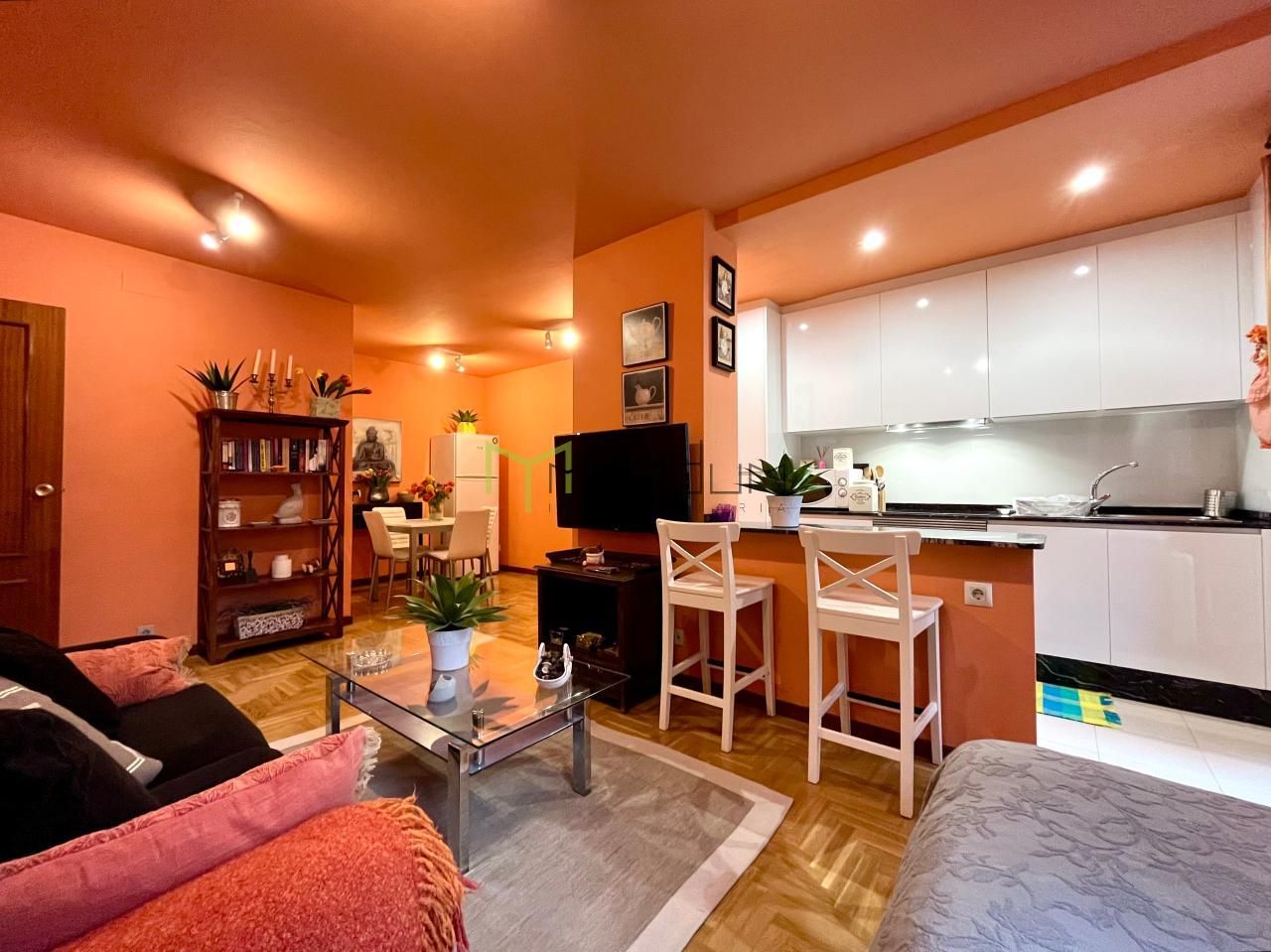 Sala d'estar de Apartament en venda en Santiago de Compostela  amb Calefacció, Parquet i Traster