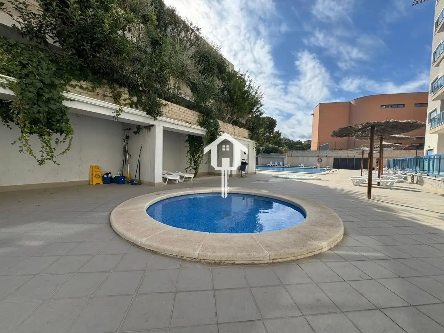 Piscina de Piso en venta en Alicante / Alacant con Amueblado, Balcón y Jacuzzi