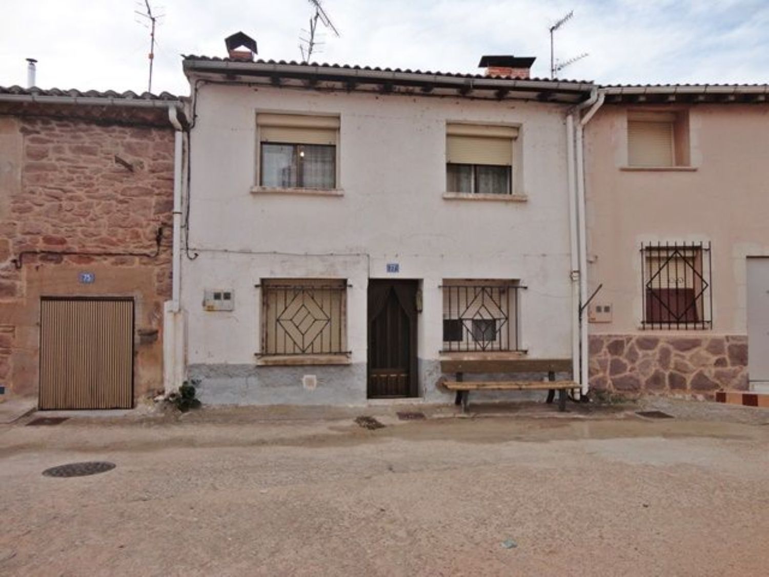 Vista exterior de Finca rústica en venda en La Revilla y Ahedo  amb Calefacció i Traster