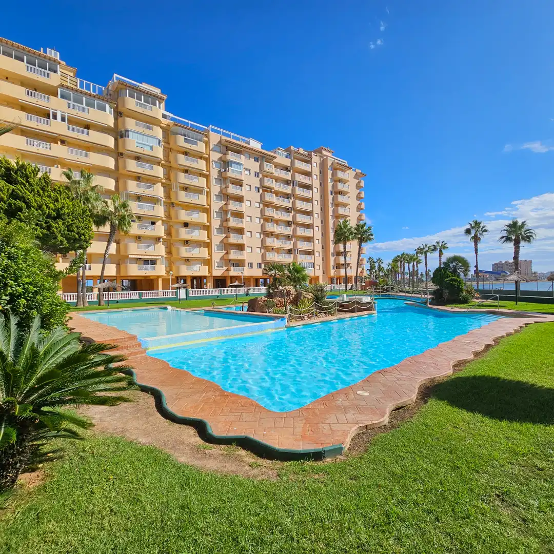 Piscina de Dúplex en venda en La Manga del Mar Menor amb Moblat i Piscina comunitària