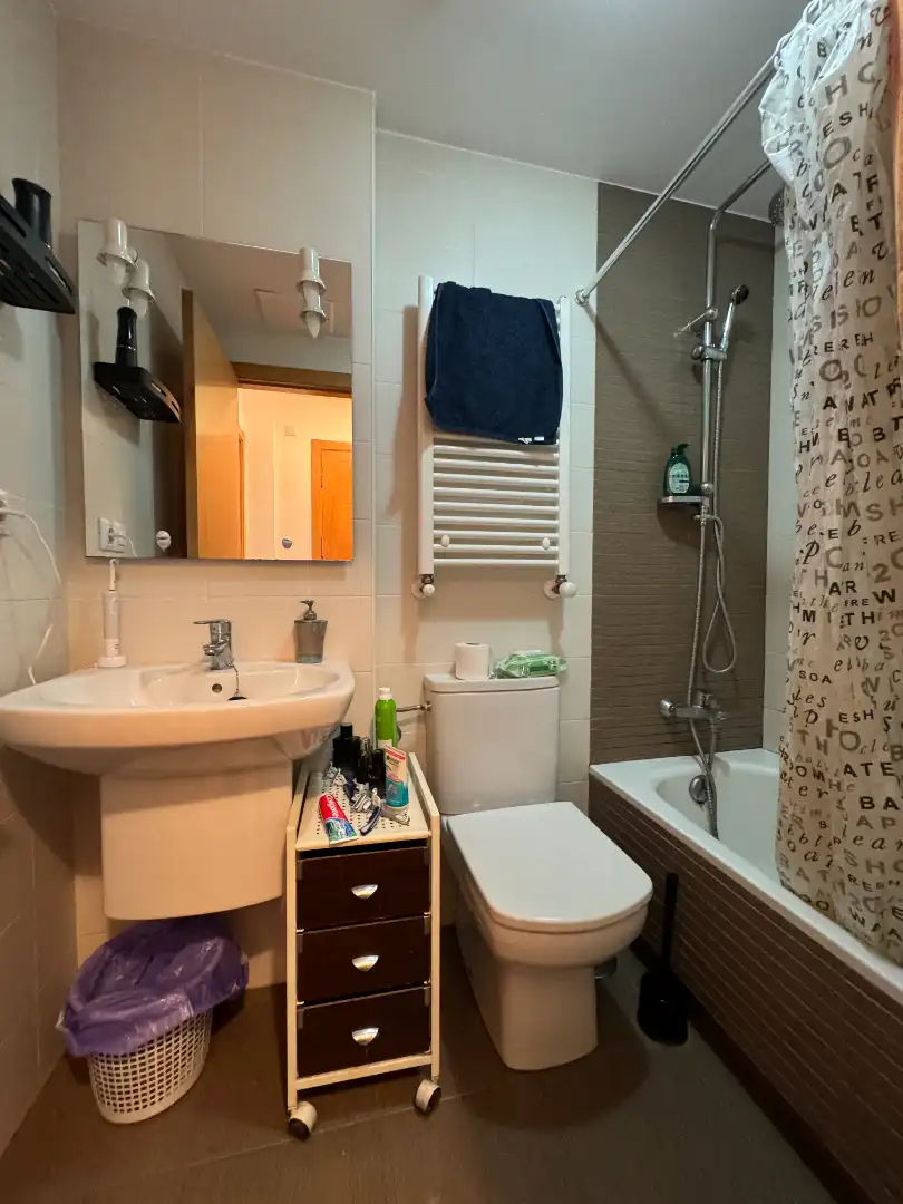 Bany de Apartament de lloguer en Santiago de Compostela  amb Calefacció, Traster i Moblat