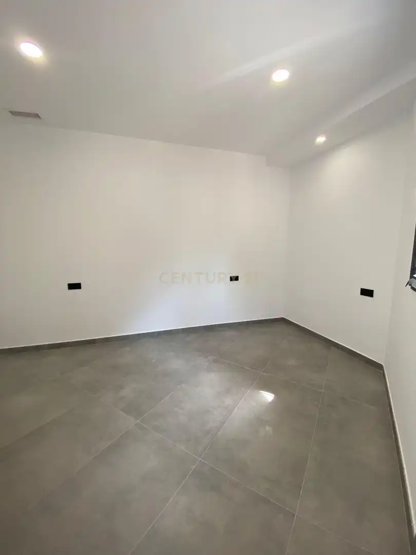 Flat for sale in Granada  with Air Conditioner and Swimming Pool
