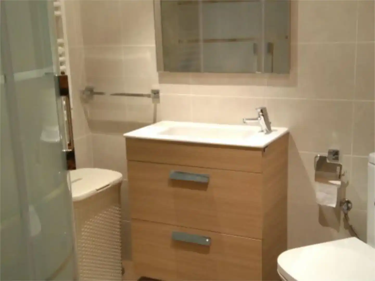 Badezimmer von Wohnungen zur Miete in Sahún mit Privatgarten, Parkett und Möbliert