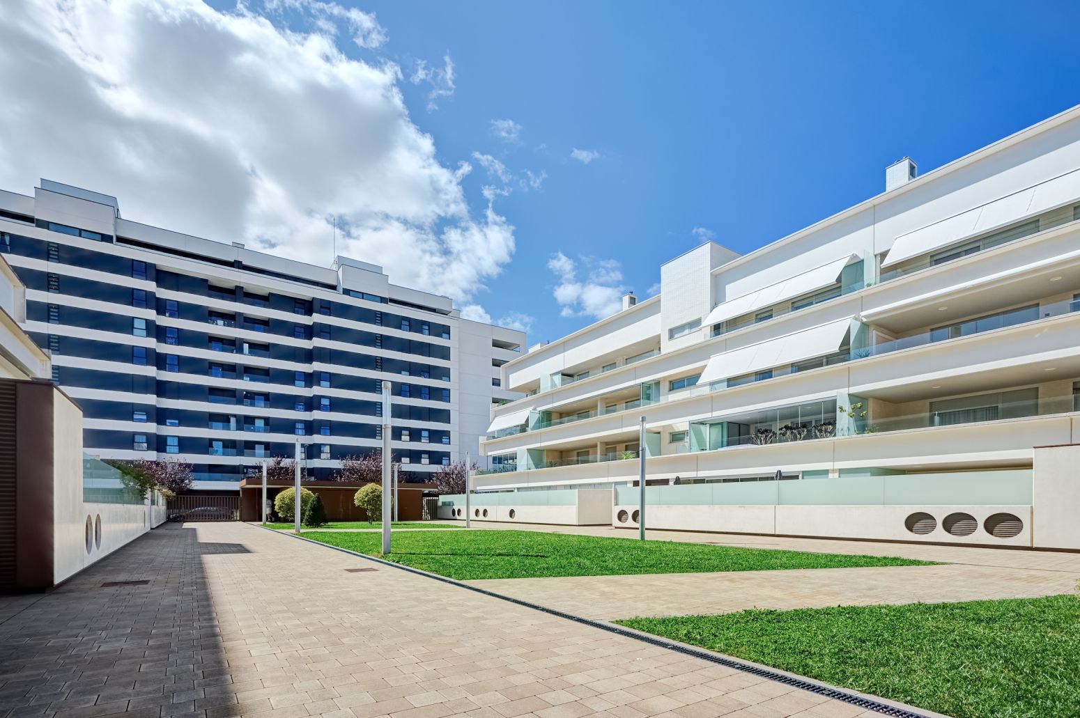Vista exterior de Pis en venda en Burlada / Burlata amb Calefacció, Jardí privat i Terrassa