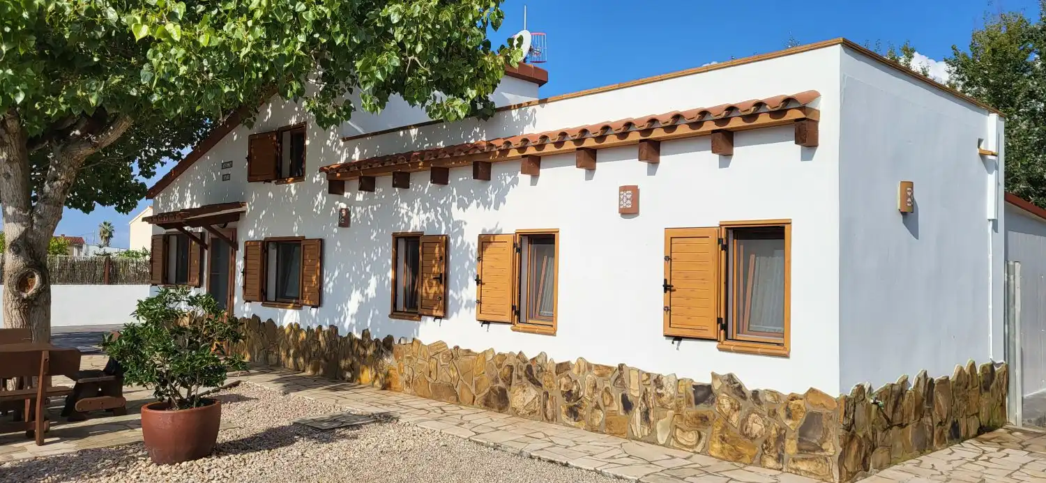 Außenansicht von Haus oder Chalet zum Verkauf in Deltebre mit Klimaanlage und Abstellraum
