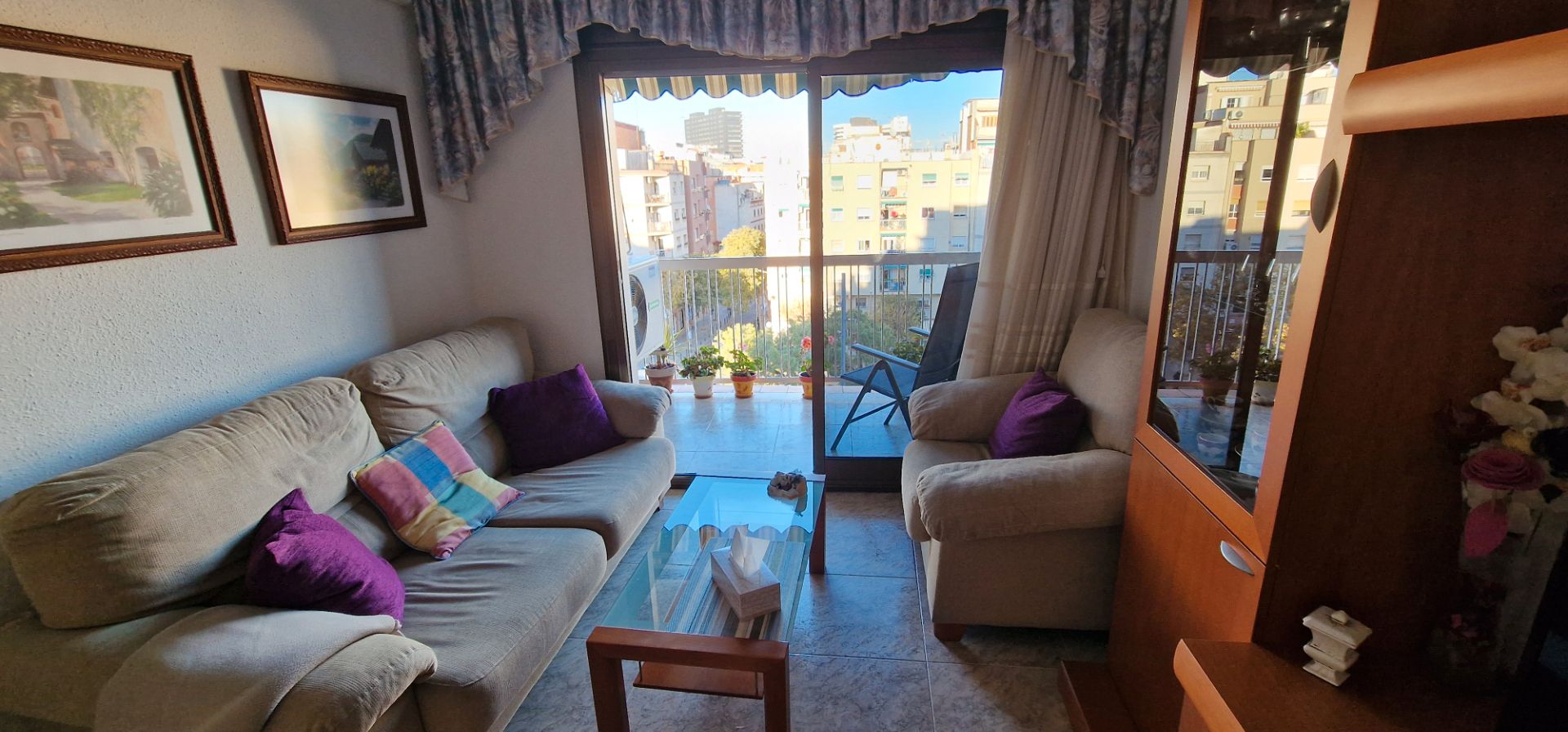 Sala de estar de Piso en venta en L'Hospitalet de Llobregat con Aire acondicionado, Terraza y Amueblado