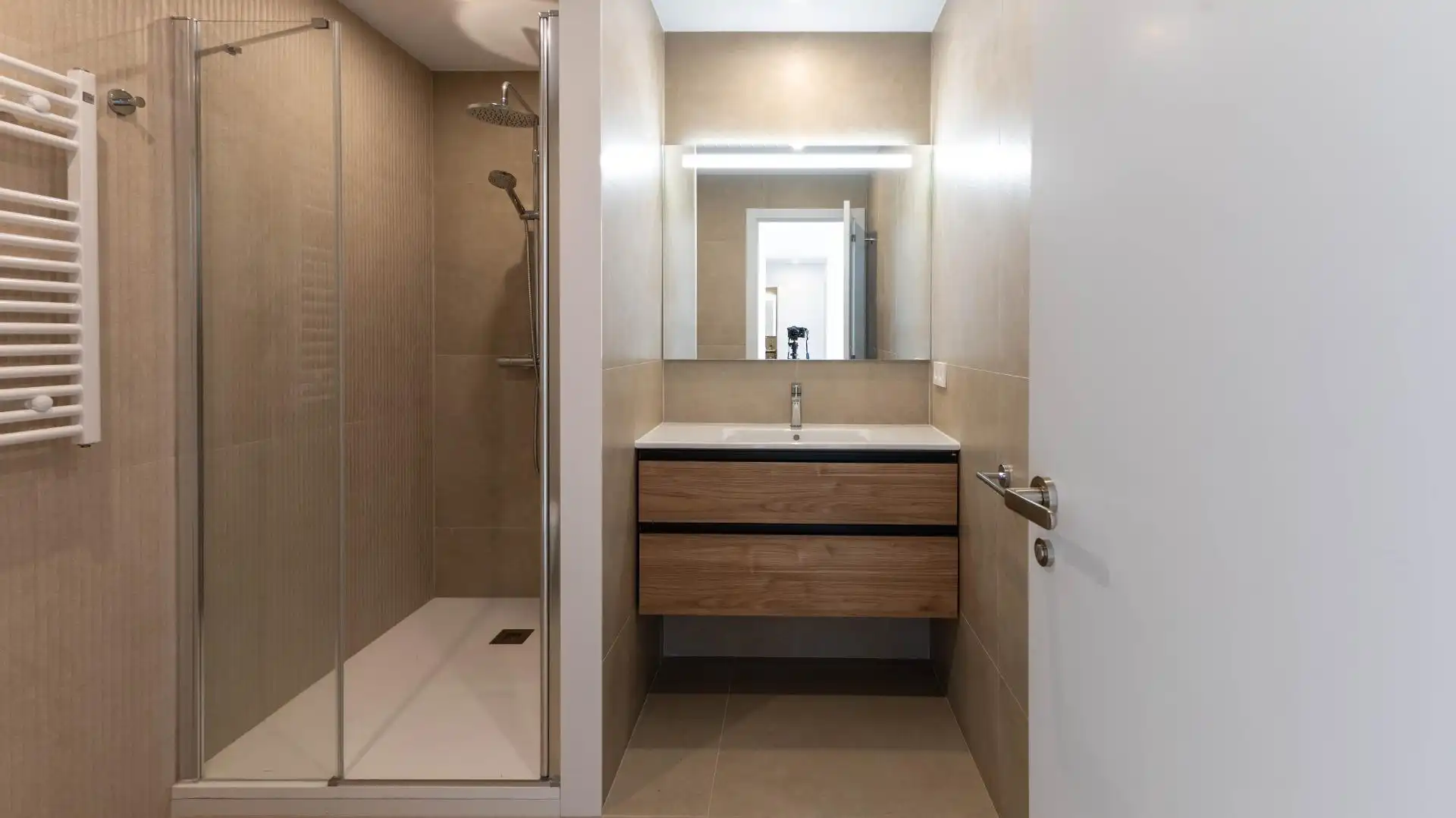 Badezimmer von Wohnung zum Verkauf in Barcelona mit Klimaanlage, Heizung und Terrasse