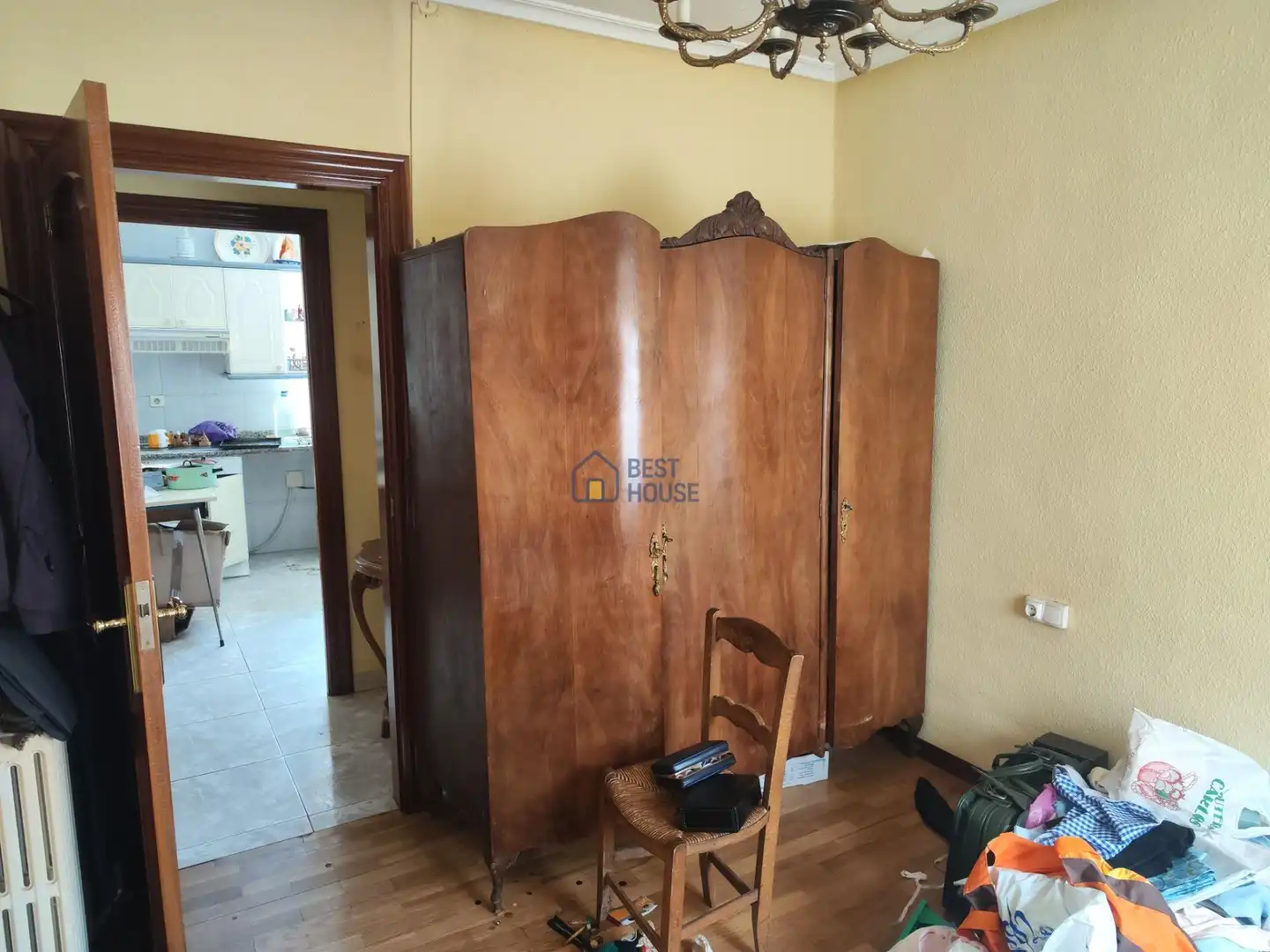 Dormitori de Casa o xalet en venda en León Capital  amb Jardí privat, Traster i Alarma