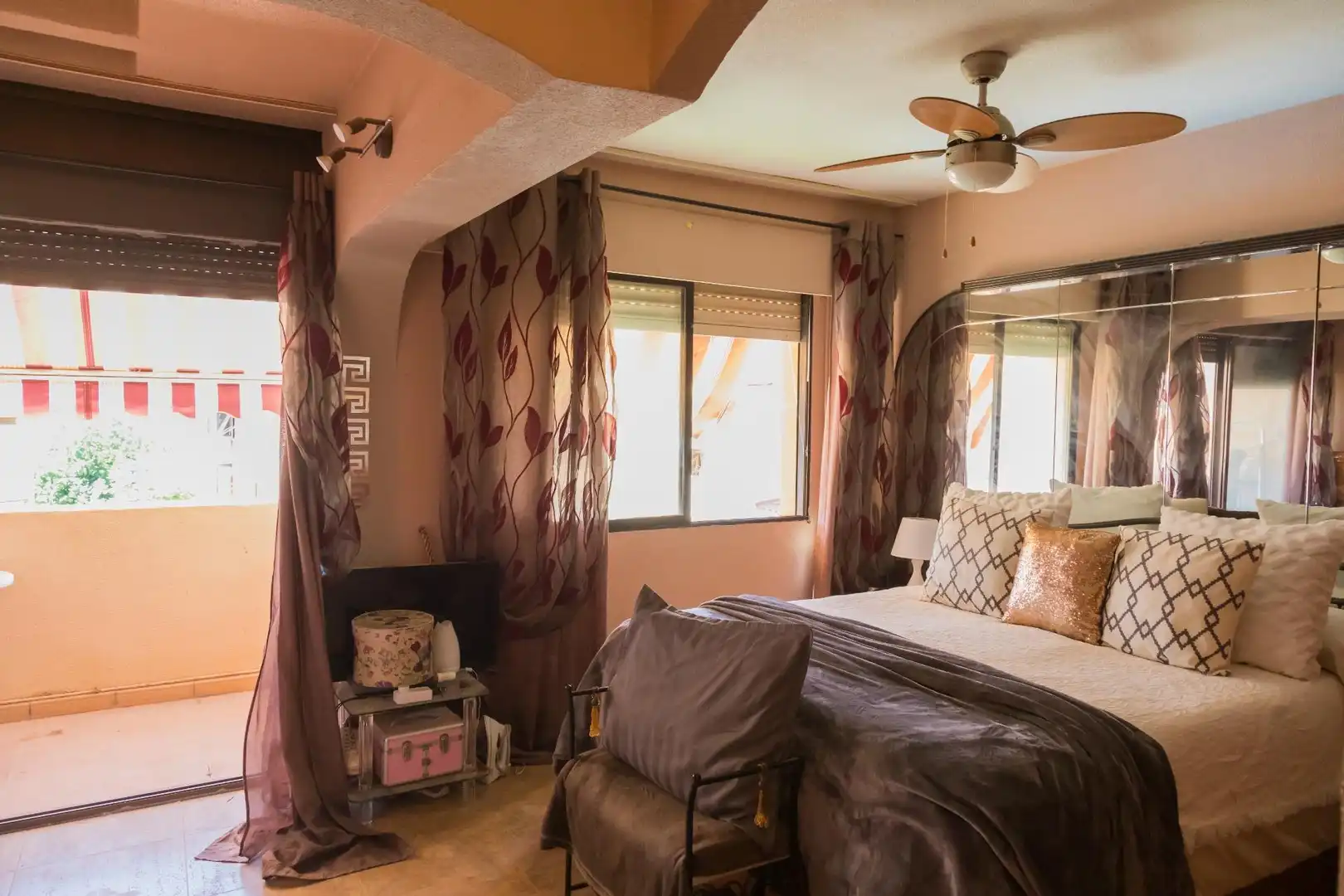 Habitación de Casa adosada en venta en San Vicente del Raspeig / Sant Vicent del Raspeig con Jardín privado, Terraza y Piscina
