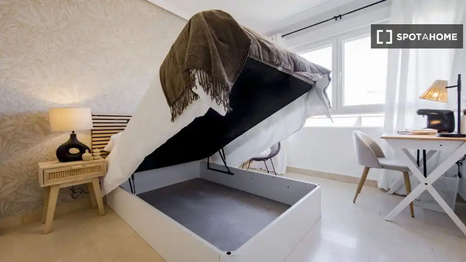 Bedroom of Flat for rent in Madrid  with Air Conditioner, Heating and Furnished
