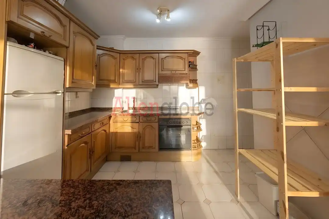 Cuina de Apartament en venda en Oviedo  amb Calefacció i Traster