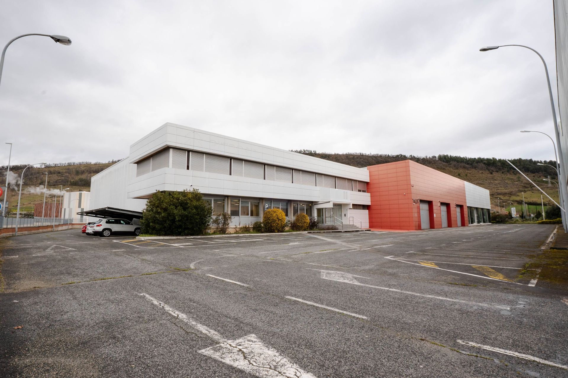 Außenansicht von Fabrikhallen miete in Burlada / Burlata mit Heizung und Alarm