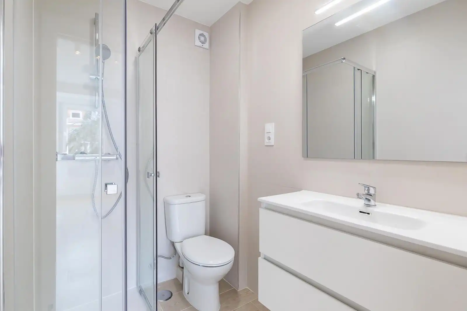 Bathroom of Flat for rent in Madrid  with Air Conditioner