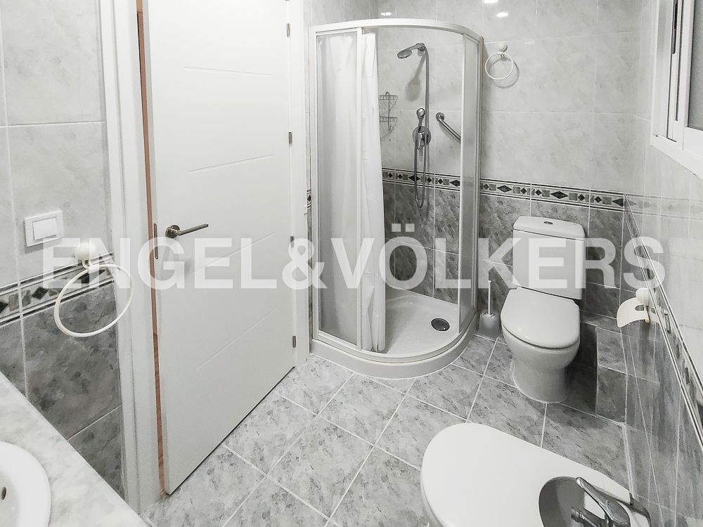 Bany de Apartament de lloguer en  Valencia Capital amb Aire condicionat, Calefacció i Moblat