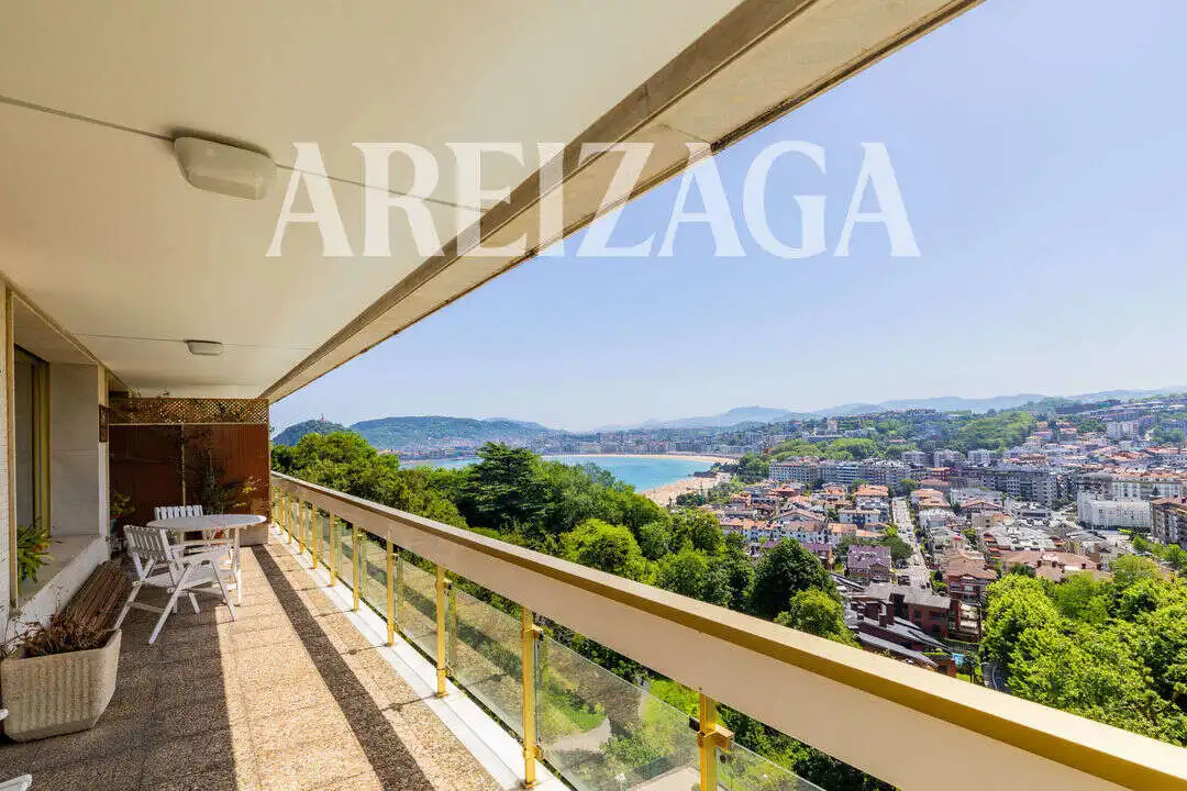 Habitación de Piso en venta en Donostia - San Sebastián  con Calefacción, Terraza y Trastero