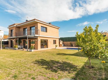Casa con balcón en venta en Calle Montseny