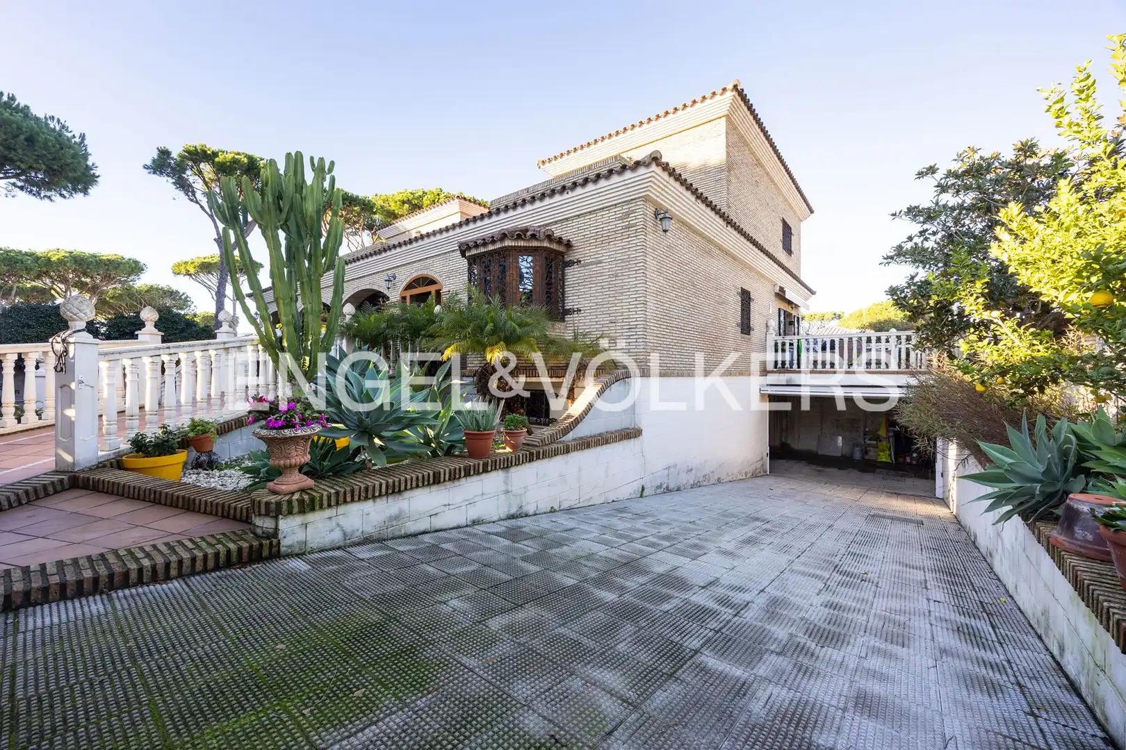 Vista exterior de Casa o xalet en venda en Chiclana de la Frontera amb Aire condicionat, Calefacció i Jardí privat